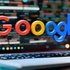 Ein Computerbildschirm mit einer Google-Suchleiste im Fokus